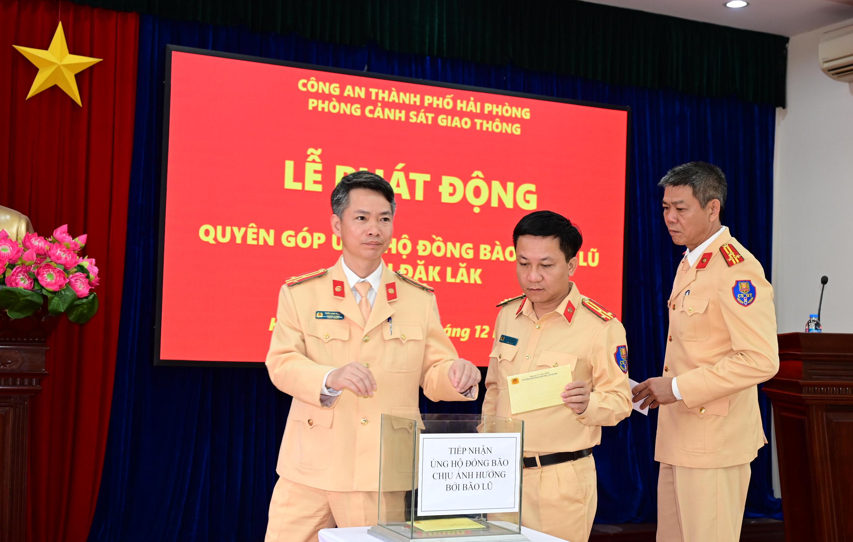 Phòng Cảnh sát giao thông: Tổ chức quyên góp, ủng hộ nhân dân bị ảnh hưởng bởi lũ quét tại tỉnh Đắk Lắk, nạn nhân và gia đình nạn nhân bị tai nạn giao thông